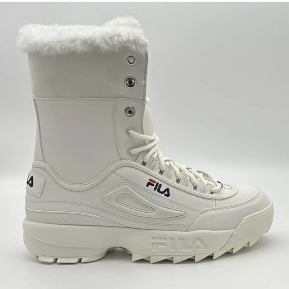 White boots good for winter and will keep your toes warm and comfortable - Picture 3 of 4